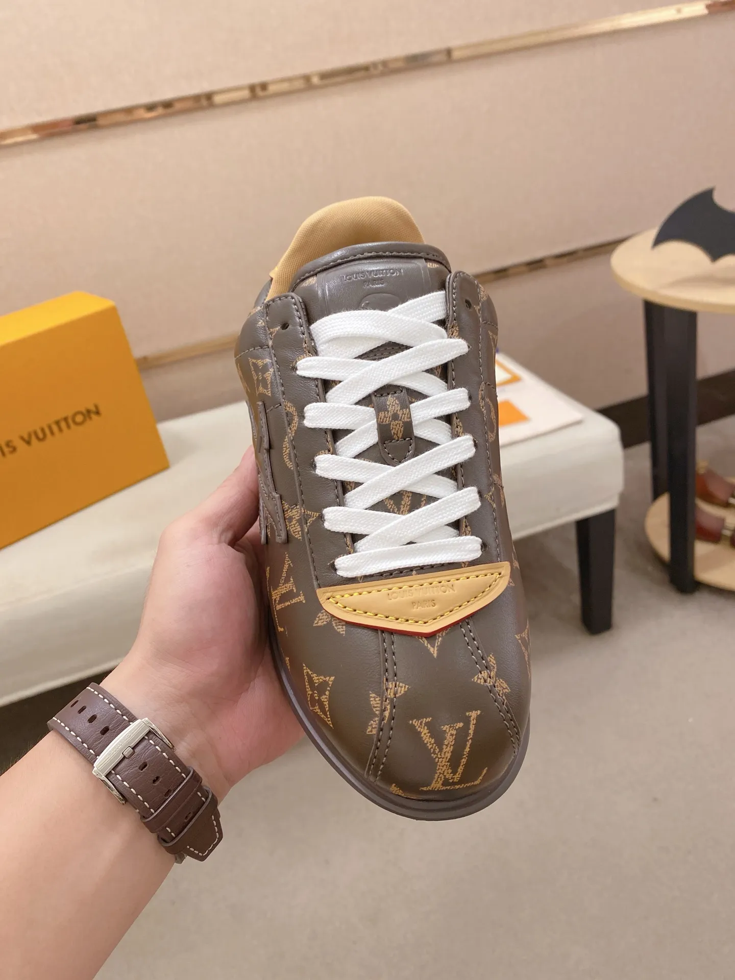Men's shoes💰: Couple style 700💰LOUIS VUITTON Footint Soccer sneakers‼ ️ The top version, the same sneakers for LV couples. You will look fashionable when you wear them. This Footint Soccer sneaker was unveiled in the 2025 spring and summer series fashion show. The tongue is embellished with the Lvers United badge inspired by the football team. The rubber sole of the foot is decorated with multiple Louis Vuitton logos. The original latest packaging. Fabric: original imported cowhide. Lining: original imported breathable mesh. Foot pad: original injection molding pad. Outsole: original molded T combination outsole. Size: 35-45.